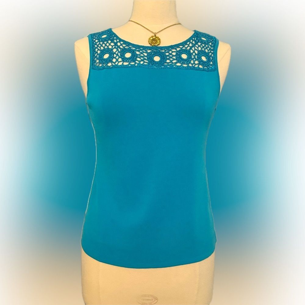 Still has the tags! Joseph A gorgeous blue top!